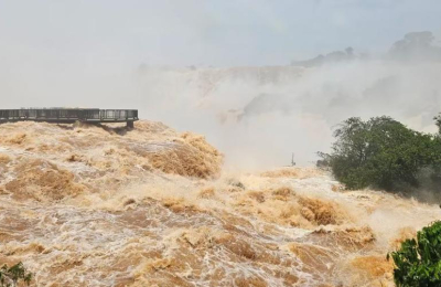 Las Cataratas continuarán cerradas al menos hasta mañana