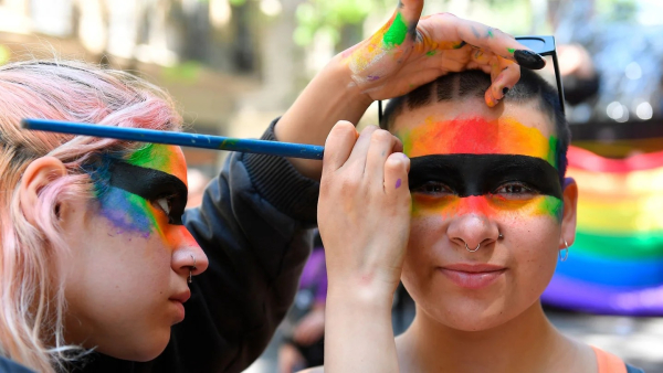 Los retoques finales de los maquillajes en la marcha.