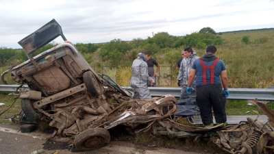 Dos muertos en un choque entre un auto y una camioneta en Basail