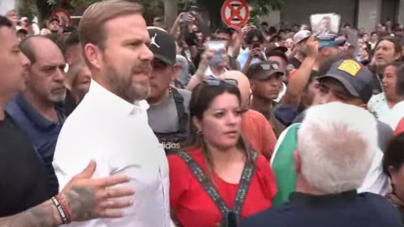 Enfrentamientos entre militantes de Milei y Massa en la previa de un acto de La Libertad Avanza