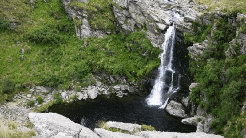 La impactante cascada "escondida" que pocos conocen y parece de otro mundo