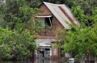 El Paraná abandona el nivel de alerta y algunas casas emergen a la superficie