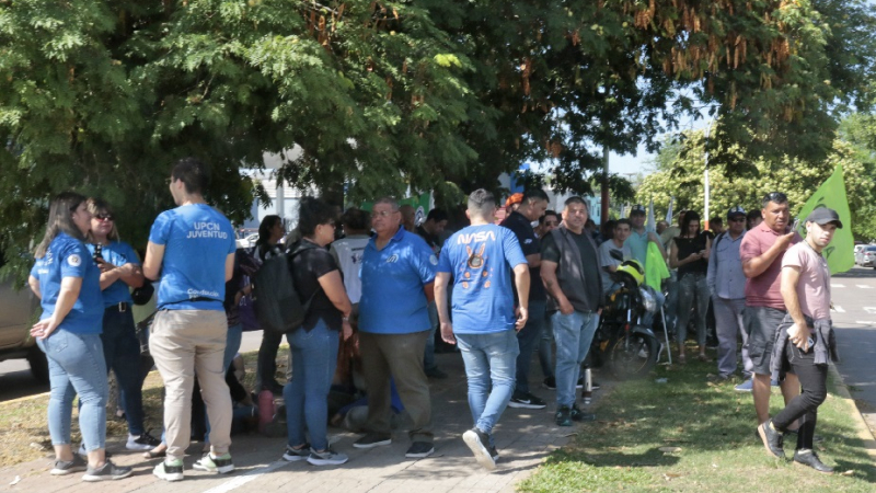 Reclamo de trabajadores sindicalizados porque el IPDUV no les entregó su casa