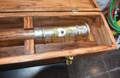 El bastón de mando de Zdero es de la misma madera del que usará Milei