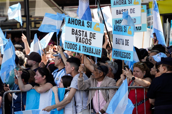 Una multitud acompaña al nuevo presidente electo. Foto: Maxi Failla.