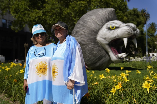 Los partidario de Javier Milei esperan en Plaza de Mayo la llegada del nuevo presidente. Foto: Fernando de la Orden.