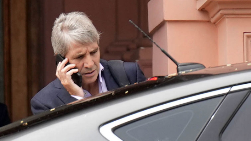 Caputo pone en marcha el plan para pasar deuda del BCRA al Tesoro