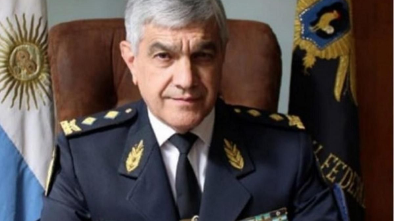 El jefe ordenó el retiro de los 16 comisarios generales de la cúpula