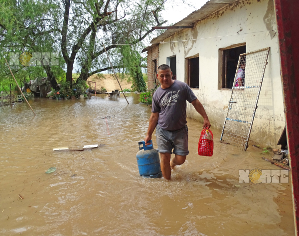 Familias evacuadas por la creciente del río en el barrio San Pedro Pescador. 17-12-23. Fabián Maldonado/NORTE.
