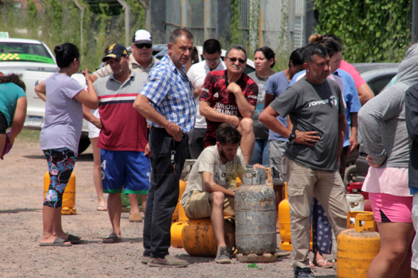 Largas filas para comprar garrafas
