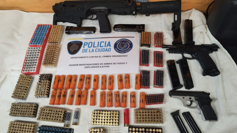 Buenos Aires: rescatan trece perros y secuestran arsenal