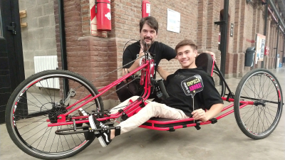Desarrolló una "handbike" como trabajo final de carrera y la regaló a deportista de tenis adaptado