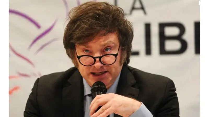 "O financiamos películas que no mira nadie o damos de comer a la gente", dijo Milei