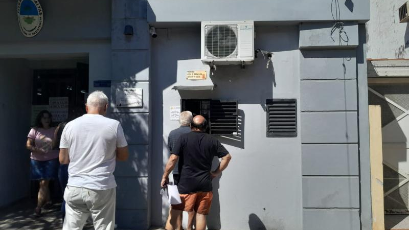 Doble castigo para pagar multas en el Municipio: fila bajo los rayos del sol