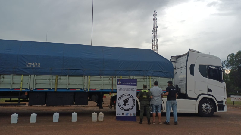 Operativo Caballos Infelices: Gendarmería incautó un camión con 60 litros de droga y precursores químicos