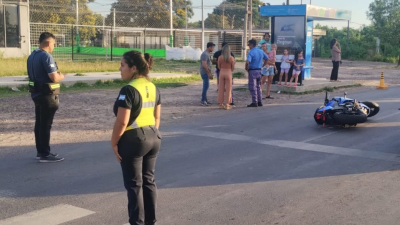 Un motociclista intentó evadir dos controles y terminó desparramado en la cinta asfáltica