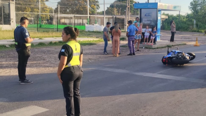 Un motociclista intentó evadir dos controles y terminó desparramado en la cinta asfáltica