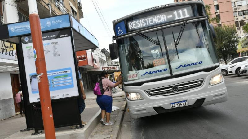 Volvieron a circular los colectivos: gobierno y empresas buscan salida al conflicto
