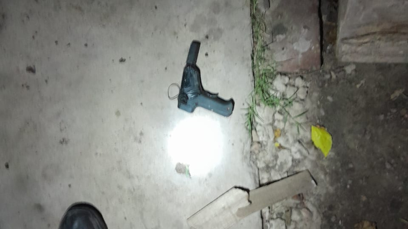 Pulguita entró a robar con un arma de juguete, amenazó a la policía y fue detenido