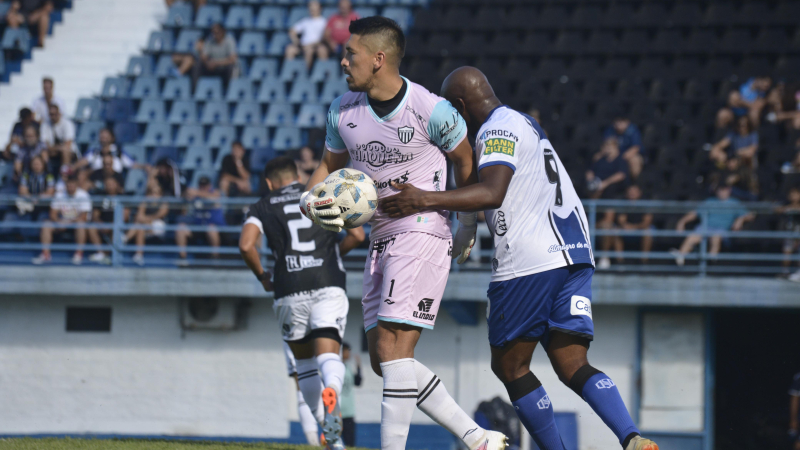 For Ever se trajo un punto de Almagro que acentúa su mejora