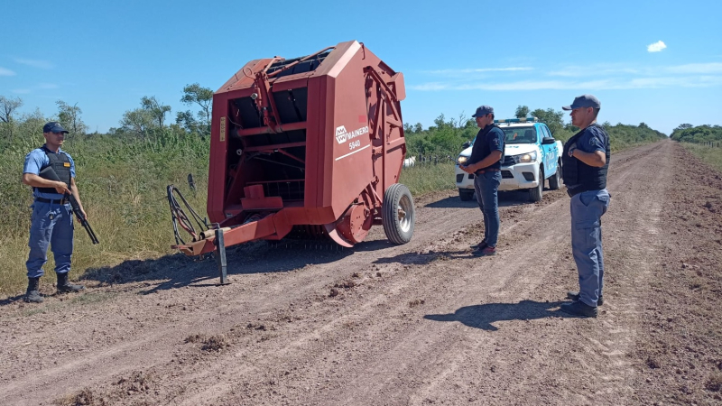 Casi atrapan a uno de los prófugos del "Clan Sosa": abandonó una enfardadora