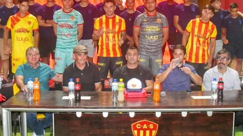 Sarmiento presentó su nueva indumentaria para el Federal A