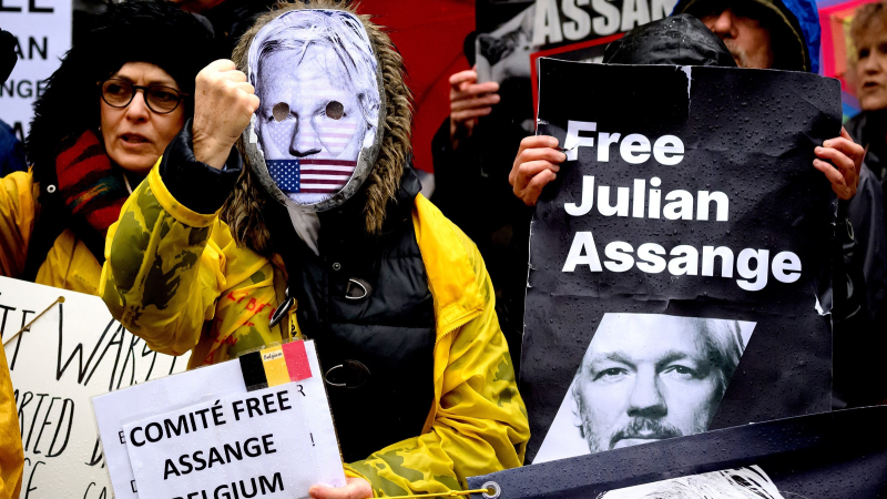 Gran Bretaña: jueces aplazaron decisión sobre extradición de Assange a EEUU