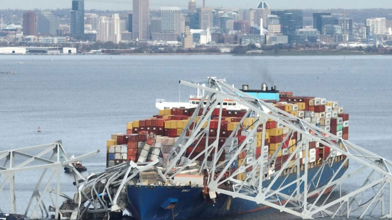 ¿Por qué se derrumbó el puente de Baltimore y qué sabemos del barco?