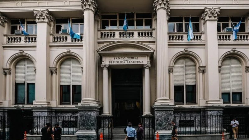 FMI: el Gobierno decidió pasar para fin de mes el pago de USD 1.940 millones de vencimientos de abril