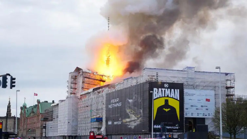 Un incendio destruye el edificio de la Bolsa de Copenhague