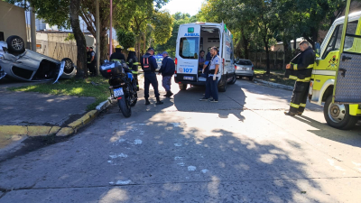 Volcó, quedó atrapado en su automóvil y fue derivado al hospital tras siniestro vial con un camión