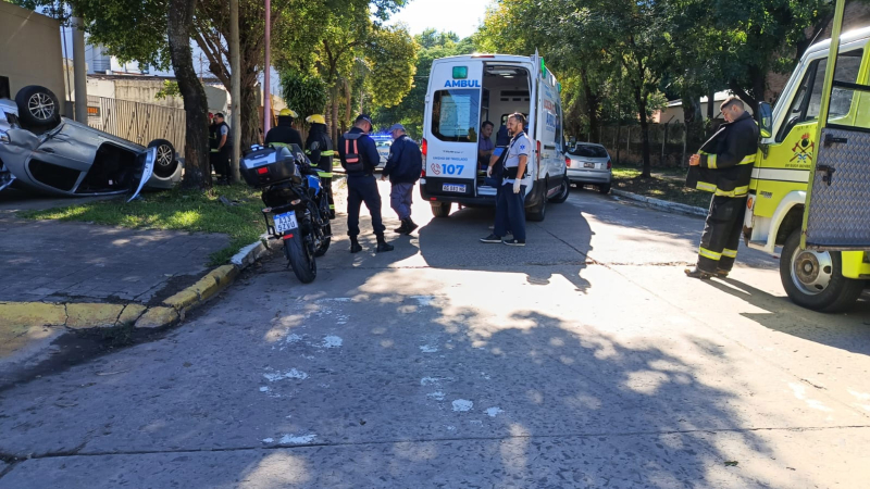 Volcó, quedó atrapado en su automóvil y fue derivado al hospital tras siniestro vial con un camión