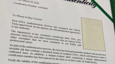 Intentó ingresar sin declarar un valioso libro con la firma auténtica de Tesla
