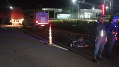Joven de 24 años murió al impactar en moto contra un camión en Puerto Tirol
