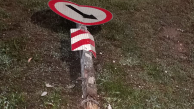 Un motociclista falleció tras impactar contra un cartel vial