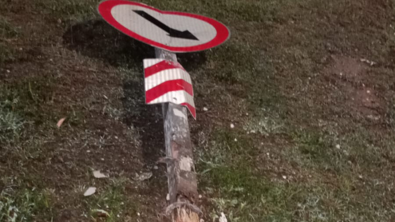 Un motociclista falleció tras impactar contra un cartel vial