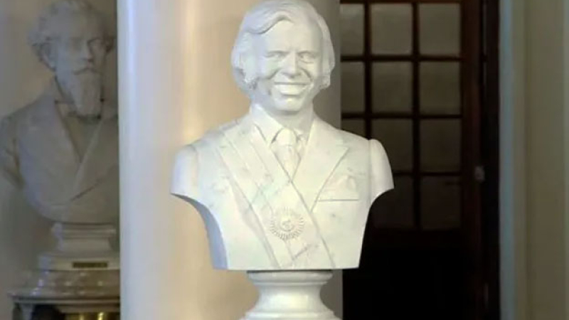 Milei inauguró un busto de Menem en la Casa Rosada