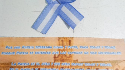 Con escarapelas acompañan el reclamo para recuperar sus fuentes de trabajo