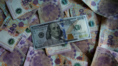 Argentina tiene el salario mínimo en dólares más bajo de la región y los precios de la canasta básica más altos