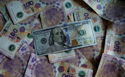 pesos y dolares.jpg