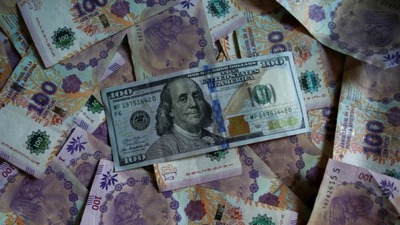 Argentina tiene el salario mínimo en dólares más bajo de la región y los precios de la canasta básica más altos