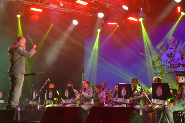 Bandas tocaron por el aniversario de la Policía con fines solidarios