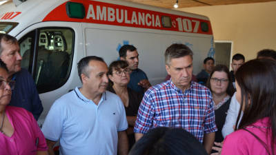 Entrega de títulos de propiedad y equipo para el hospital