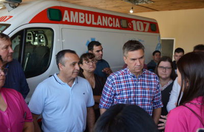 Entrega de títulos de propiedad y equipo para el hospital