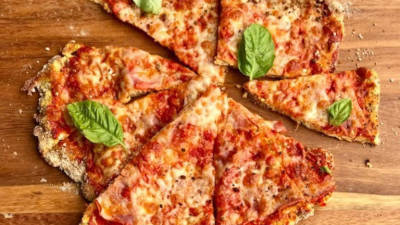 Cómo hacer la pizza keto que es sin harina y con tan solo 3 ingredientes