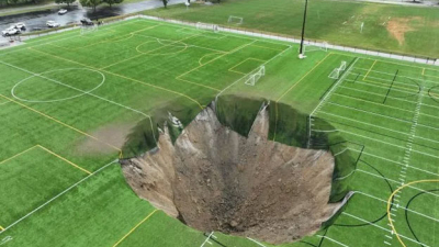 Un socavón se "tragó" una cancha de fútbol