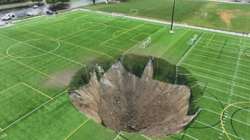 Un socavón se "tragó" una cancha de fútbol