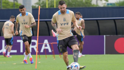 Messi entrenó a la par del grupo y se perfila para ser titular ante Ecuador