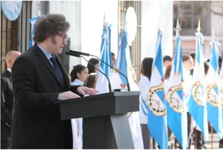 Milei acto alfabetizacion.JPG