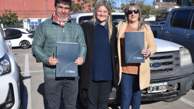 El gobierno entregó vehículos recuperados a dos municipios